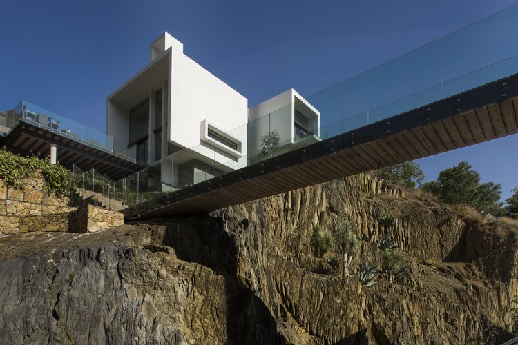 bauhaus-stil-hus-granit-betong-klippa-bro-glasräcke