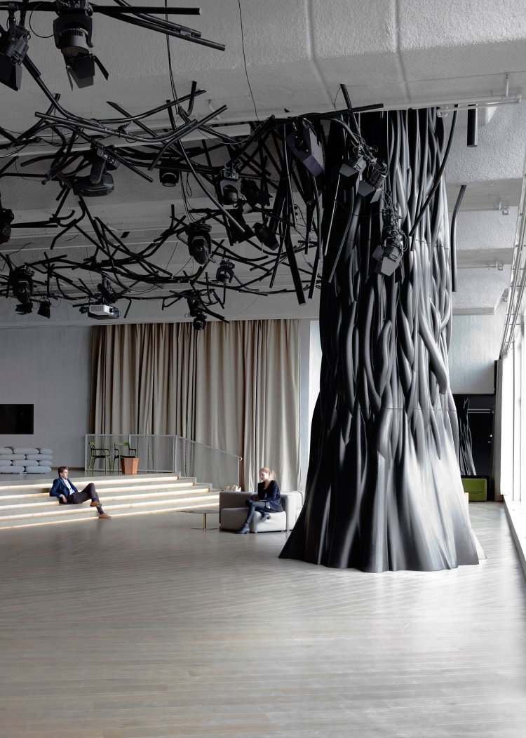 trädhus-inredning-dekoration-konstverk-svart-träd-stamm-installation