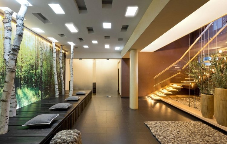 trädhus-inredning-dekoration-modern-design-björk-bambu-bakom-belyst-vägg