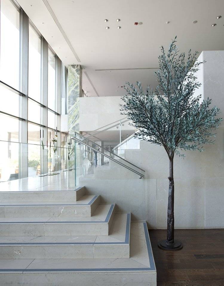 träd-hus-inredning-dekoration-skulptur-brons-korridor-trappor-konstverk