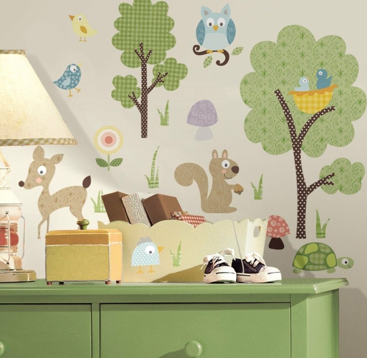 trädväggdekal i barnkammaren tapet design byrå grön lampa