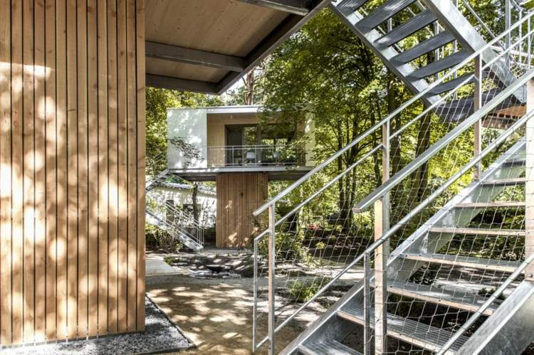 trädhus arkitektur trappor stålgaller modern design