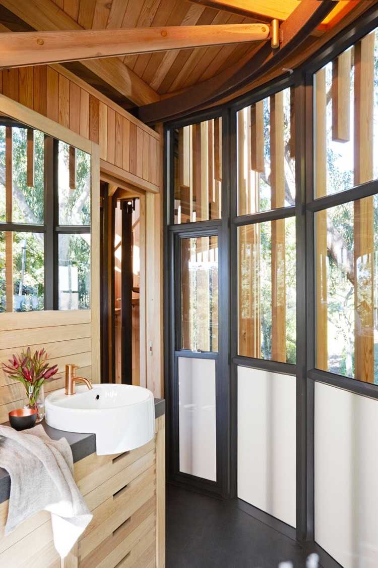 trädhus-trä-glas-badrum-fönster