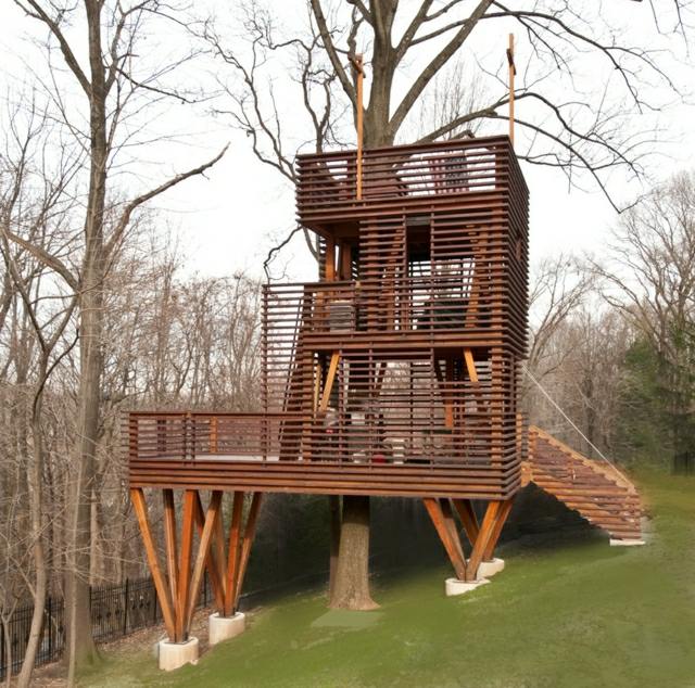 Husets träbjälkar terrassstruktur stöder två våningar