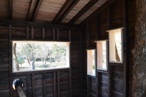 Trähus Higashi Japan interiör treehouse vistelse