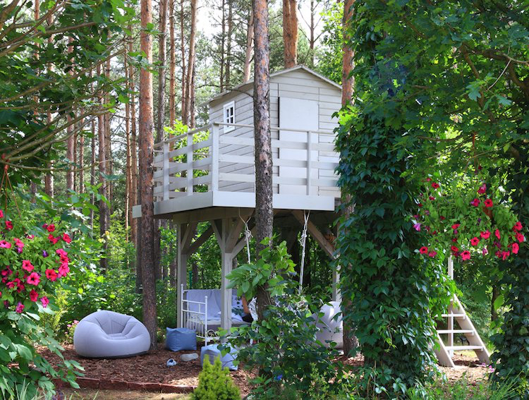 Modernt trädhus för större barn kan byggas skogsvit sittgrupp