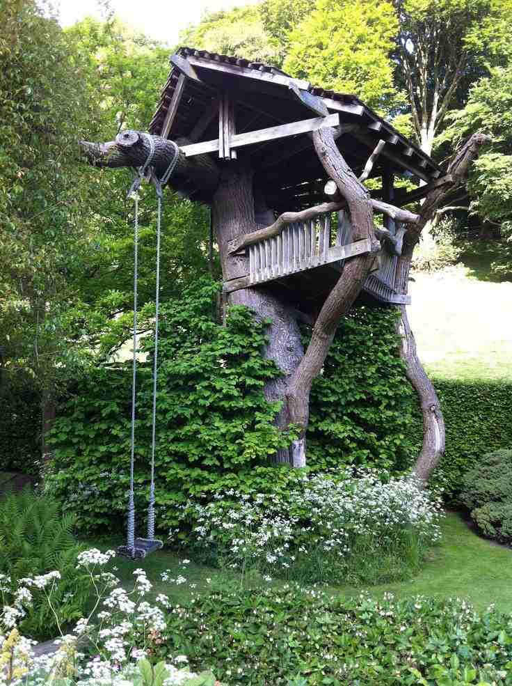litet trädhus med swing engelsk trädgård