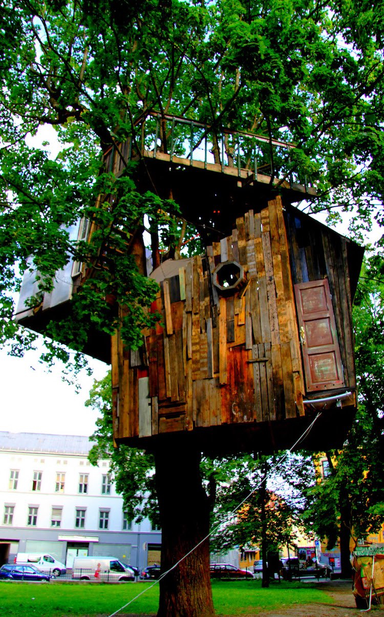 Treehouse återvunna trägolvbrädor gammal dörr