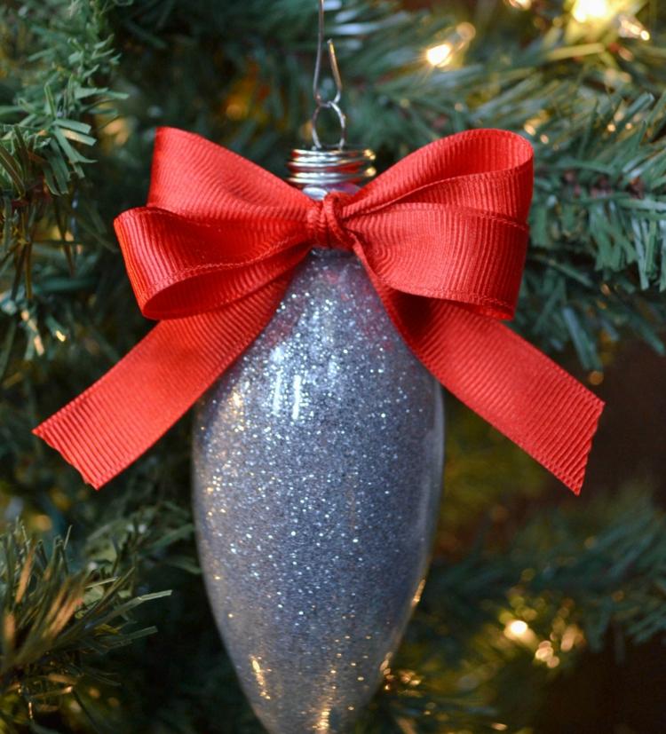 träddekorationer för jul glödlampor-silver-glitter-band-röda-färger