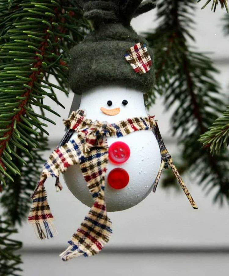 träddekorationer-jul-glödlampor-färg-snögubbe-idé-tyg-dekoration