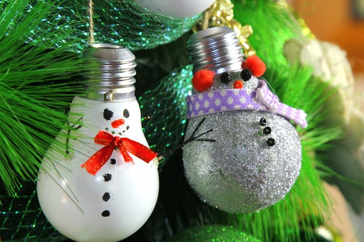 träddekorationer-jul-glödlampor-vitt-silver-snögubbe-dekorera granen
