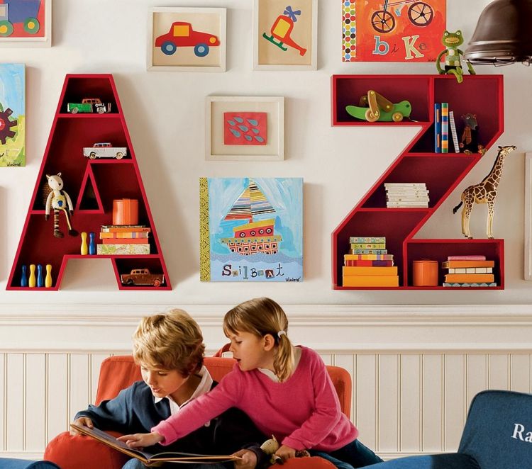 Skapa ordning i barnrummet med vägghyllor för böcker i form av bokstäver