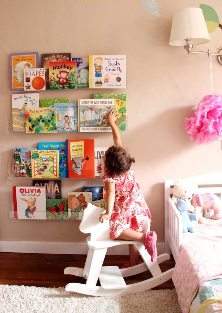 Transparenta bokskenor på en hanterbar höjd enligt Montessori