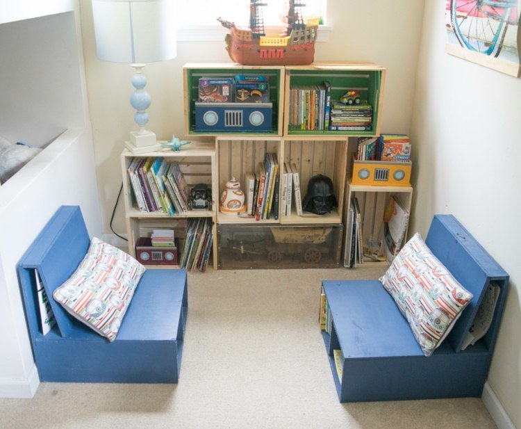 Förvaring av böcker i barnrummet för en relaxavdelning med vinlådor i trä
