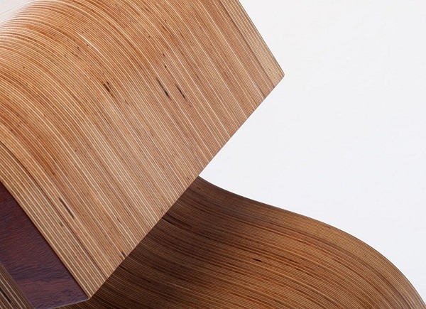 detaljerad vy av bokhylla av trä med modern design