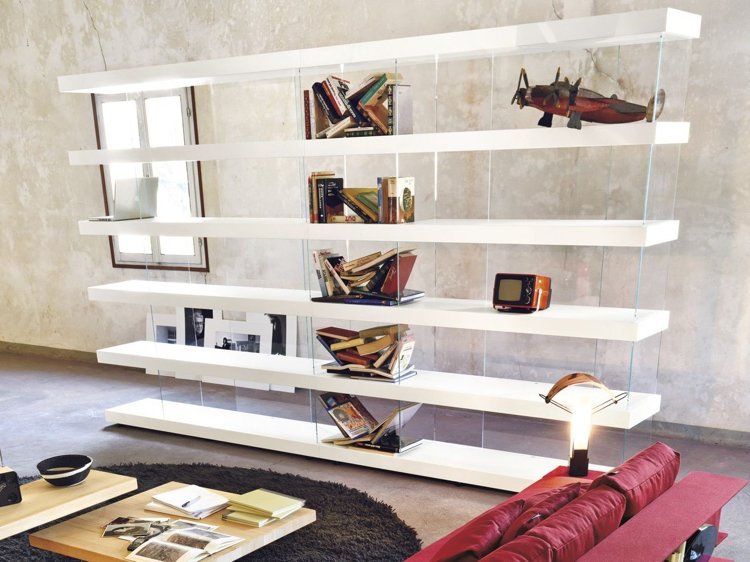 Bokhylledesign-vardagsrum-rumsavdelare-vitt-glas-modernt