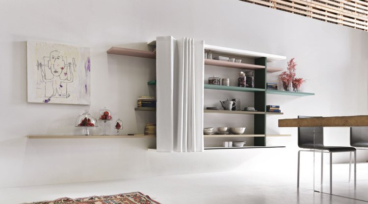 bokhylla-design-vardagsrum-vit-minimalistisk-gardin-skåpdörr