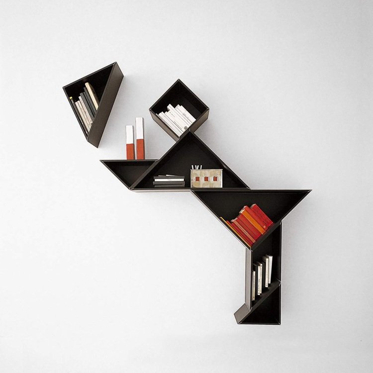 bokhylla-design-vägg-hylla-trianglar-svart-moduler-kombinera