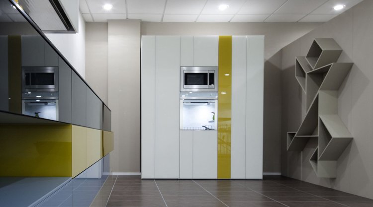 bokhylla-design-vägg-hylla-grå-modern-lekfull-högglansig