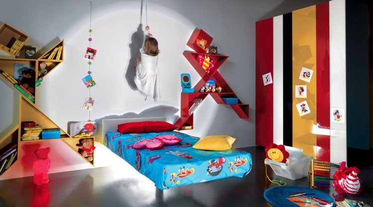 bokhylla-design-vägg-hylla-barnrum-röd-högglans-lekfull-modern