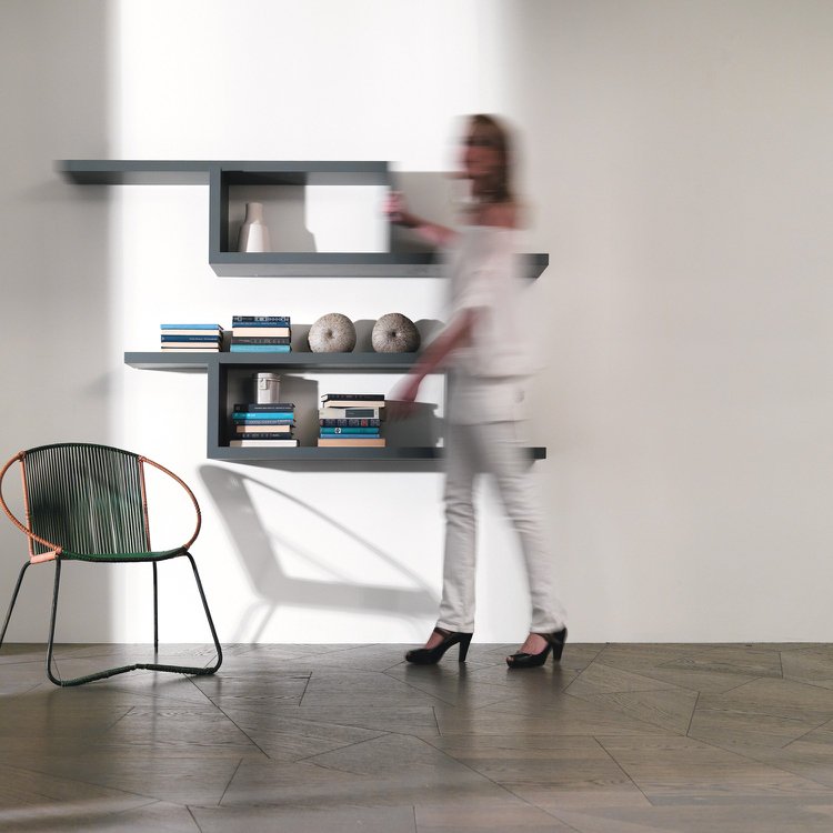 bokhylla-design-grå-vägg-hylla-minimalistisk-enkel