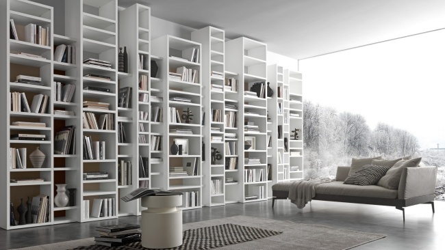 Designa puristvita system för vägghyllor med böcker-rum-hög pari-dispari-serie
