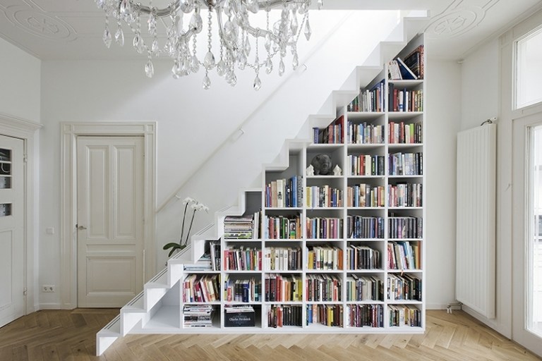 bokhylla under trappan möbler vit designidé