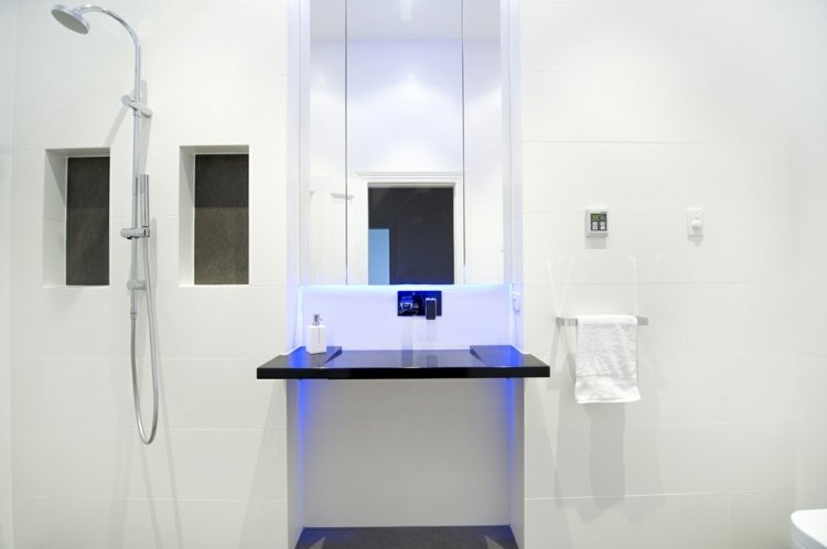 Badrumsidéer LED -belysning vit väggdesign