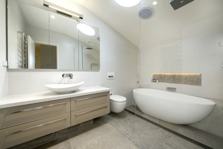baeder-bilder-weisse-badwwanne-halvbyggd-i-beige-brickor-spegel-skåp-glas-dusch-top-handfat-bas-skåp