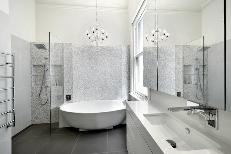 baeder-bilder-vitt-bad-badkar-glas-dusch-mosaik-grå-kakel-spegel-skåp-inbyggt handfat