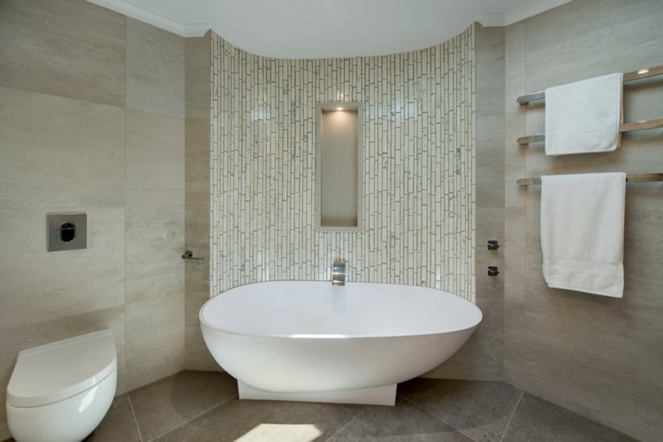 baeder-bilder-oval-badkar-beige-kakel-mosaik