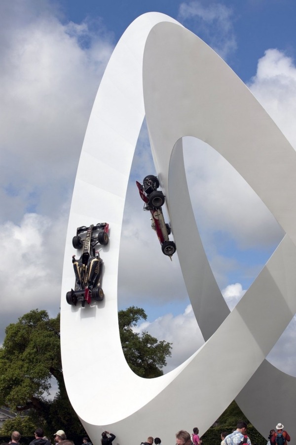 modern konstinstallation av lotusvit skulptur