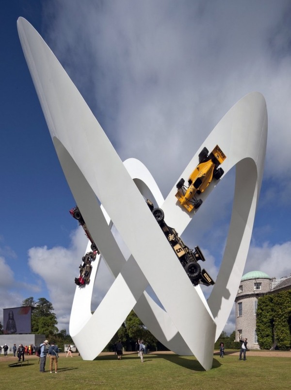 modern konstskulptur av lotus bolide