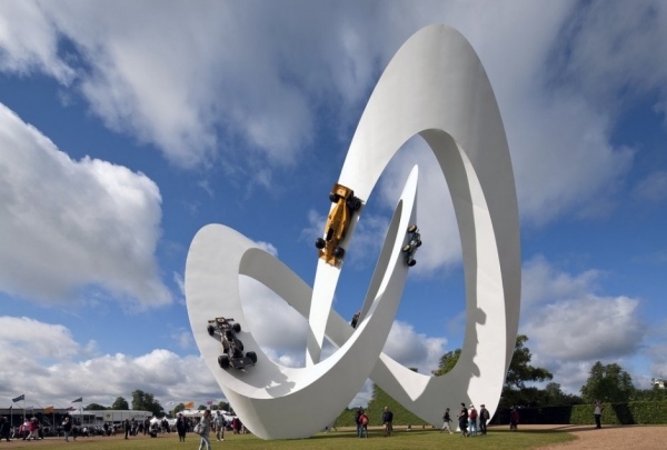 modern konstskulptur av lotusformel ett