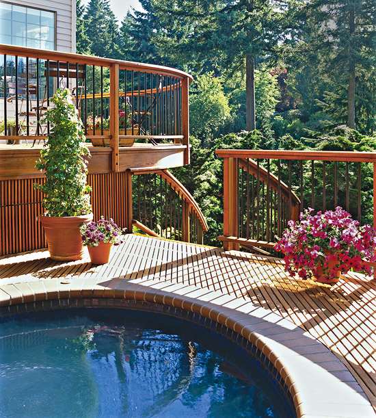 exempel på trä-terrass-bubbelpool på flera nivåer