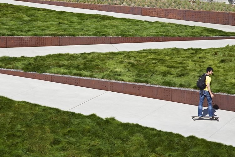 Sängkläder-metall-rost-corten-stål-modern-trädgård-design-landskapsarkitektur