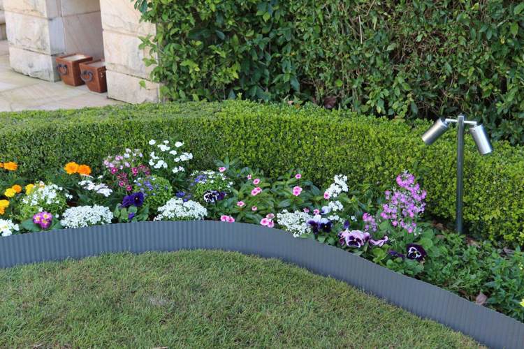 sängkant-metall-aluminium-blomma-trädgård-boxwood-gräsmatta-penséer