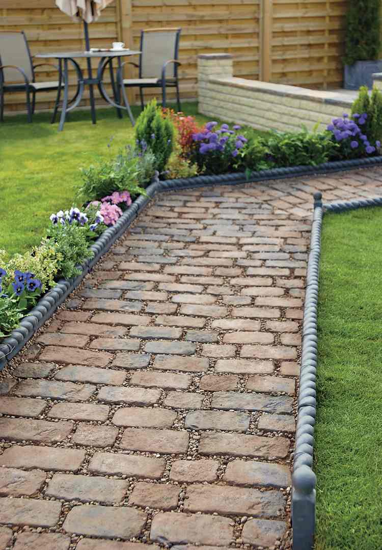 sängkläder-metall-antik-trädgård-väg-stenläggning-gräsmatta-blommor