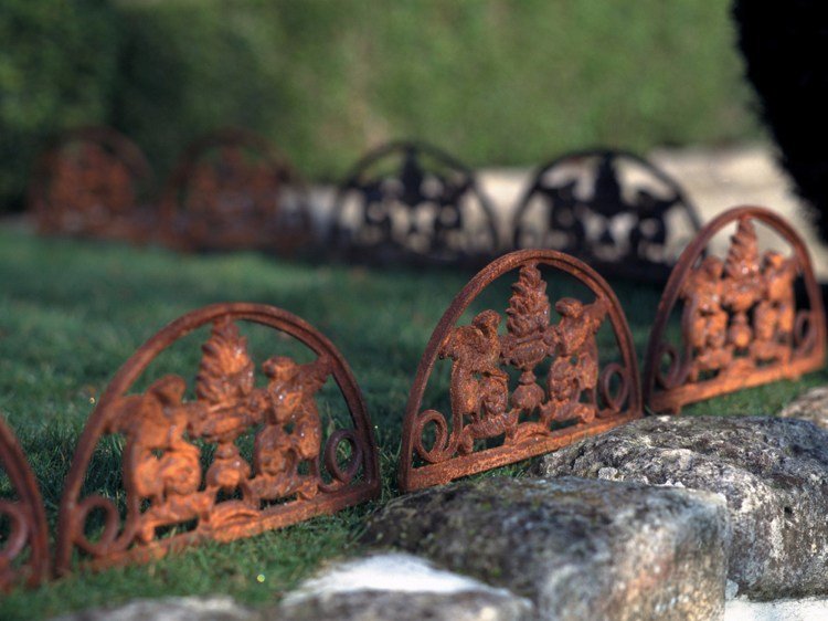 Sängkläder-metall-antik-rost-gräsmatta-strykjärn