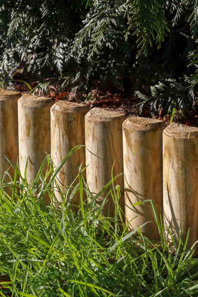 Sängkant-trä-rund-trä palissad-växtbäddar-trädgårdsdesign