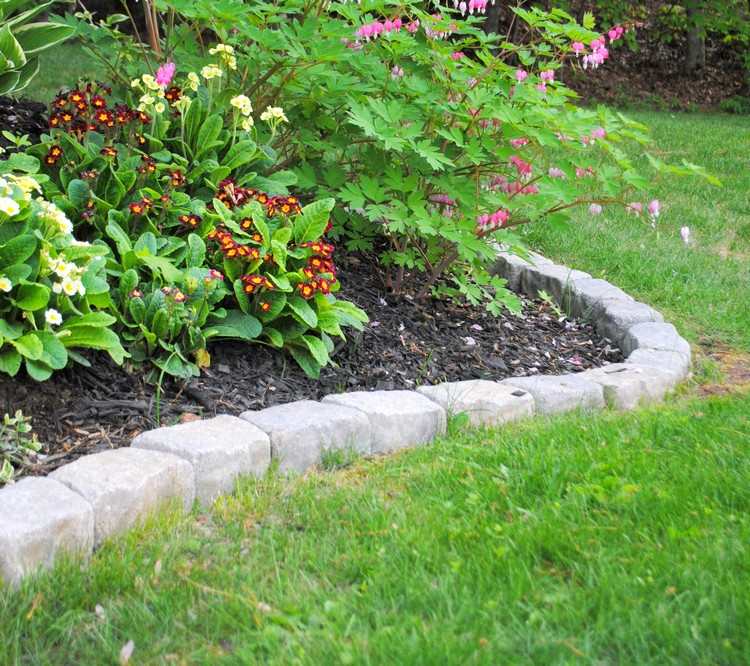 Stenkant granit-gräsmatta-rabatt-mulch-trädgård design