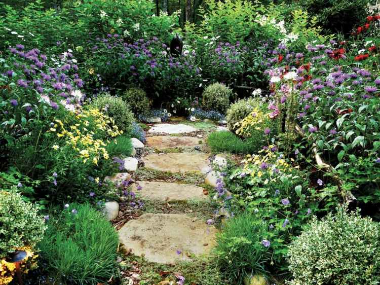 Blombäddsbyggnad-landstil-stenblock-trädgårdsstig