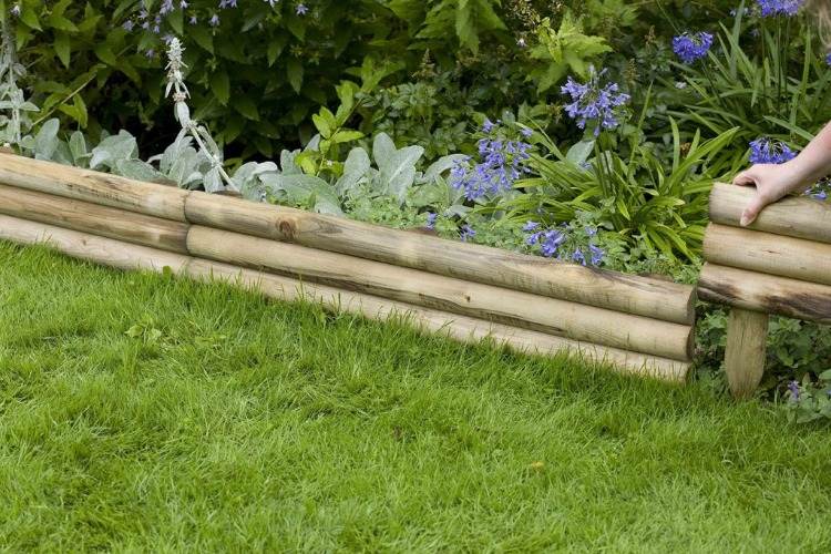 använd trädstammar eller stockar och gör en sängkant själv i trädgården