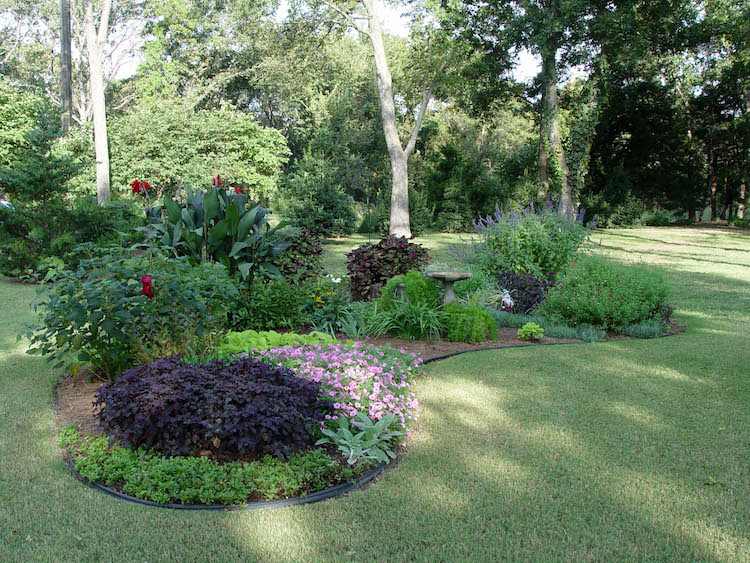sängdesign-idéer-tips-trädgård-ö säng-växter-gräsmatta