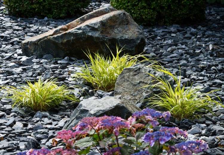 Sängdesign skrotskiffer gulblå accenter Hakonechloa macra Aureola