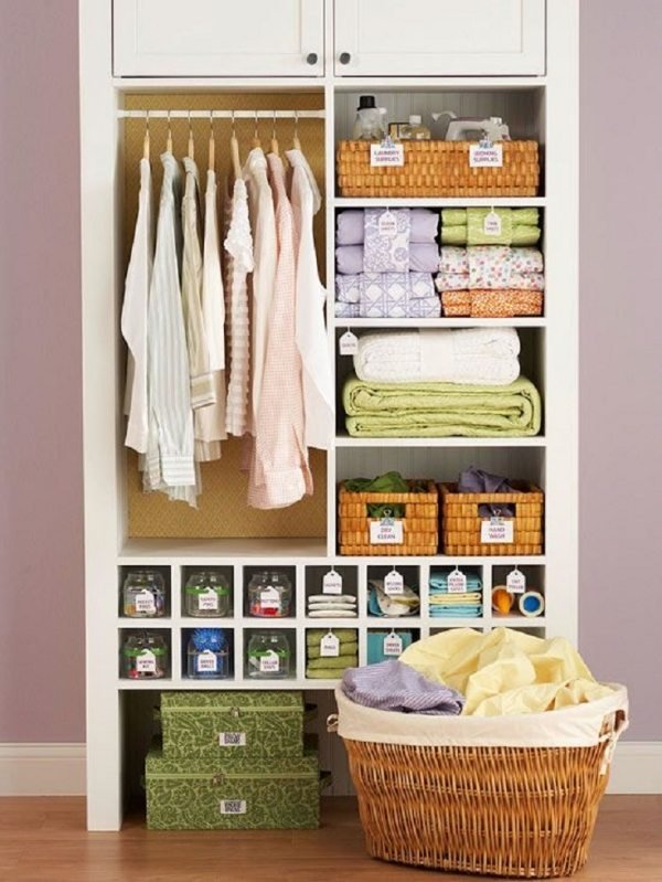 Walk-in-closet-små-rum-idéer-organisation-korg-lådor