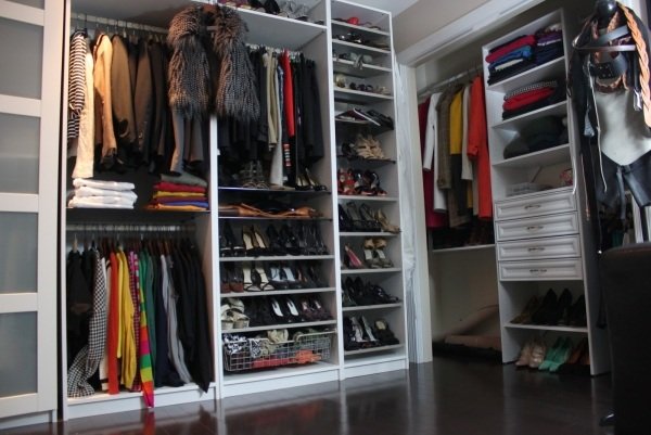 walk-in-closet-design-kläder-sortering-ut-idéer-små-rum
