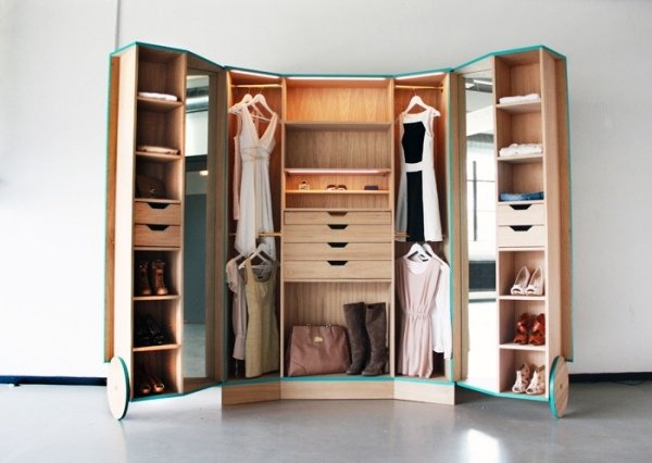 innovativa-walk-in-closet-för-små-rum-dubbeldörrar