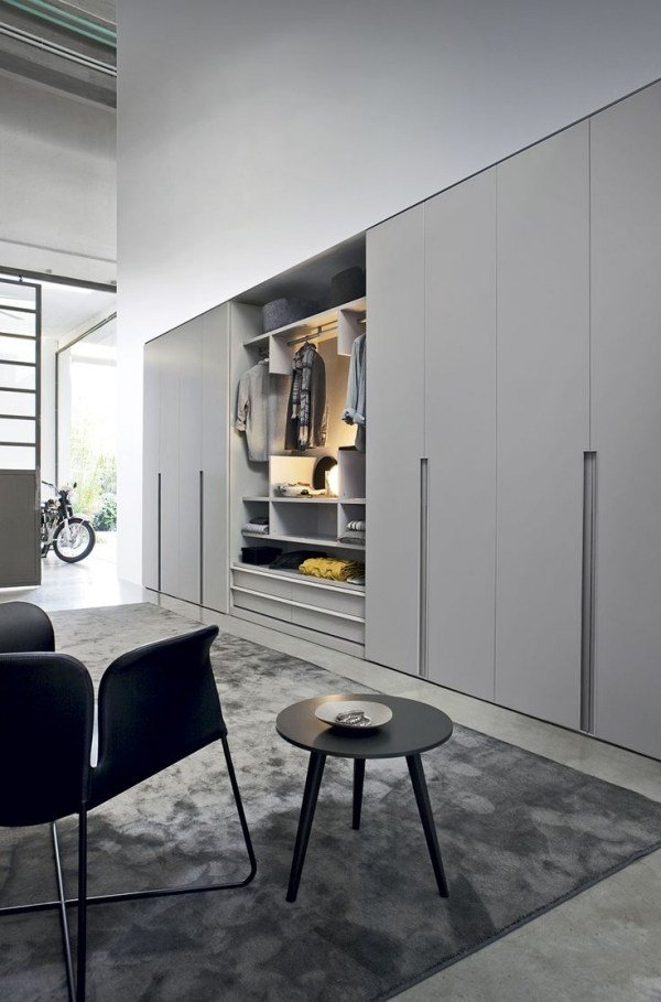 väl upplysta-walk-in-closet-vardagsrum-skjutdörrar