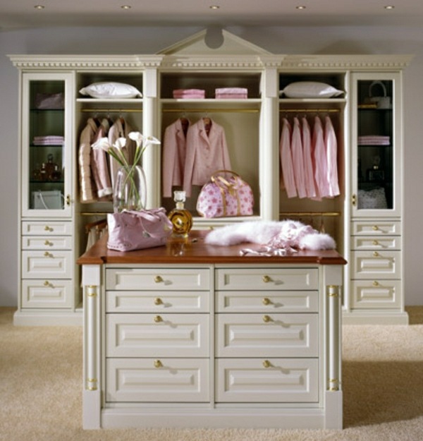 vit-klassisk-walk-in-closet